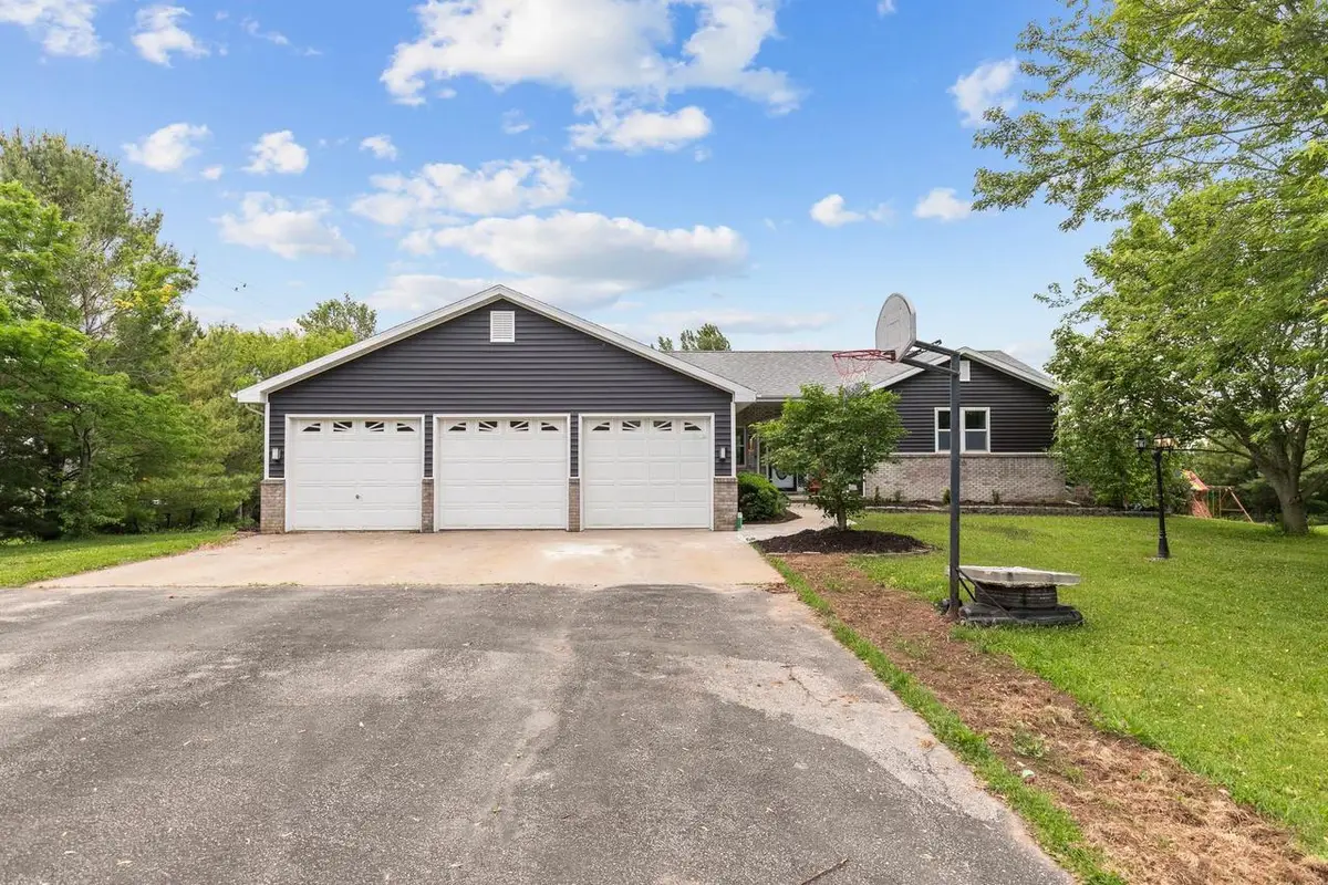 110 HONEYSUCKLE DRIVE, Hortonville, WI 54944 - #1
