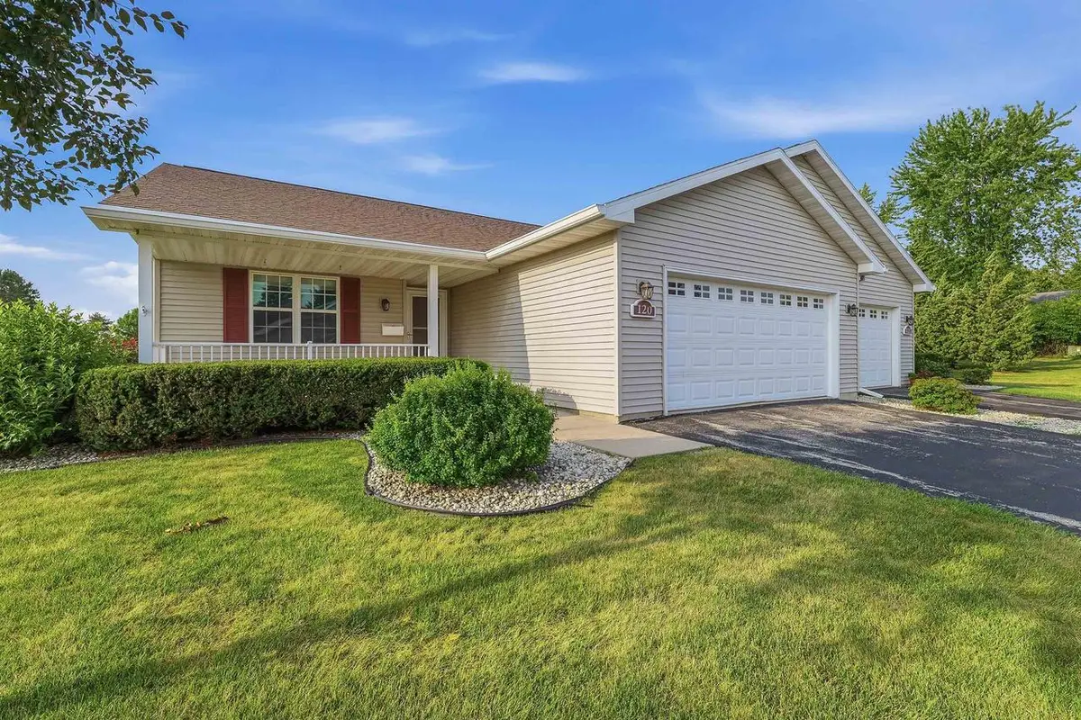 120 SOUTHLAKE CIRCLE, Fond Du Lac, WI 54935 - #1