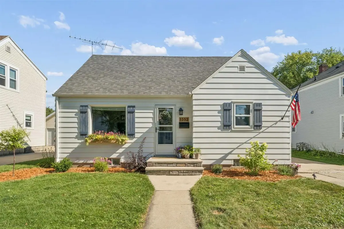 1352 W COMMERCIAL STREET, Appleton, WI 54914 - #1