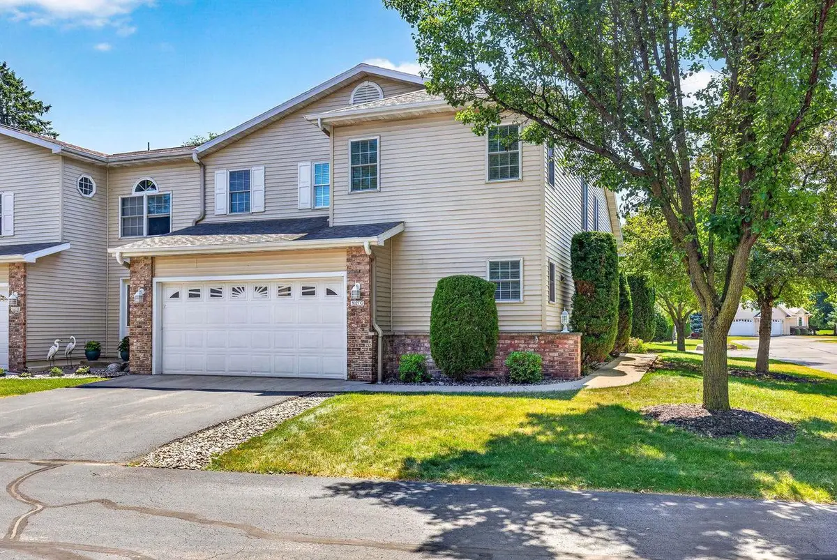1027 E GREEN TREE COURT, Appleton, WI 54915 - #1