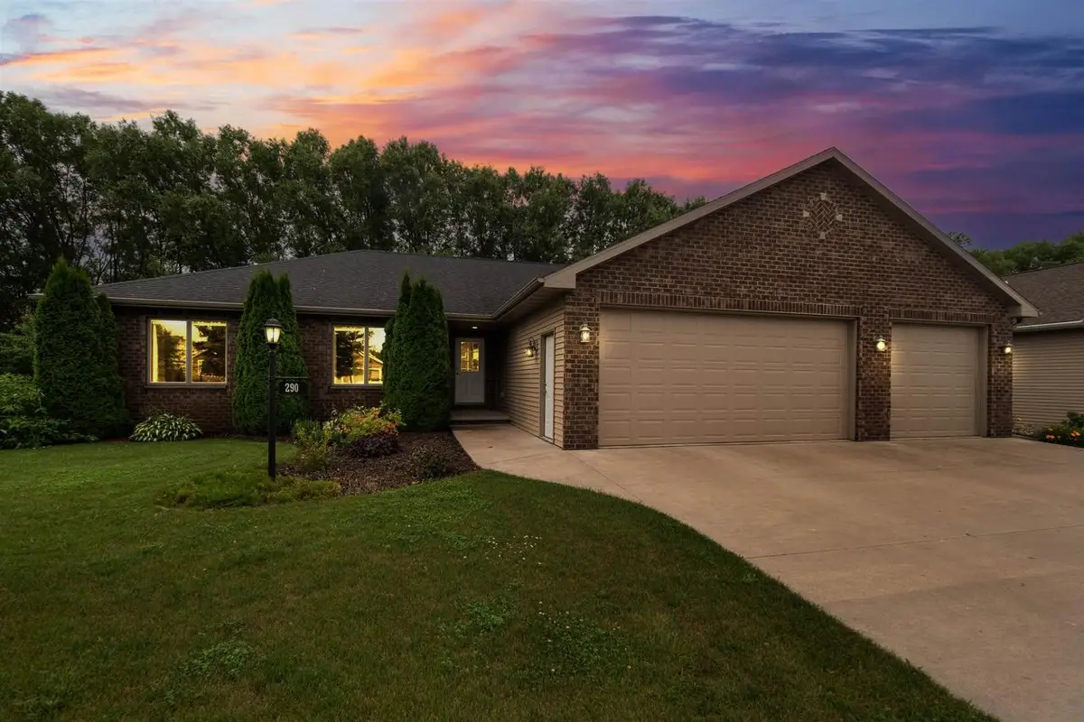 290 ROYAL ST PATS DRIVE, Wrightstown, WI 54180 - #1