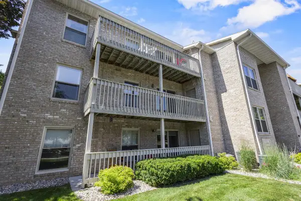 1600 RUSTIC OAKS COURT  #11, Green Bay, WI 54301