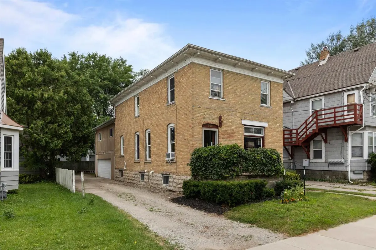 303 E PARKWAY AVENUE, Oshkosh, WI 54901 - #1
