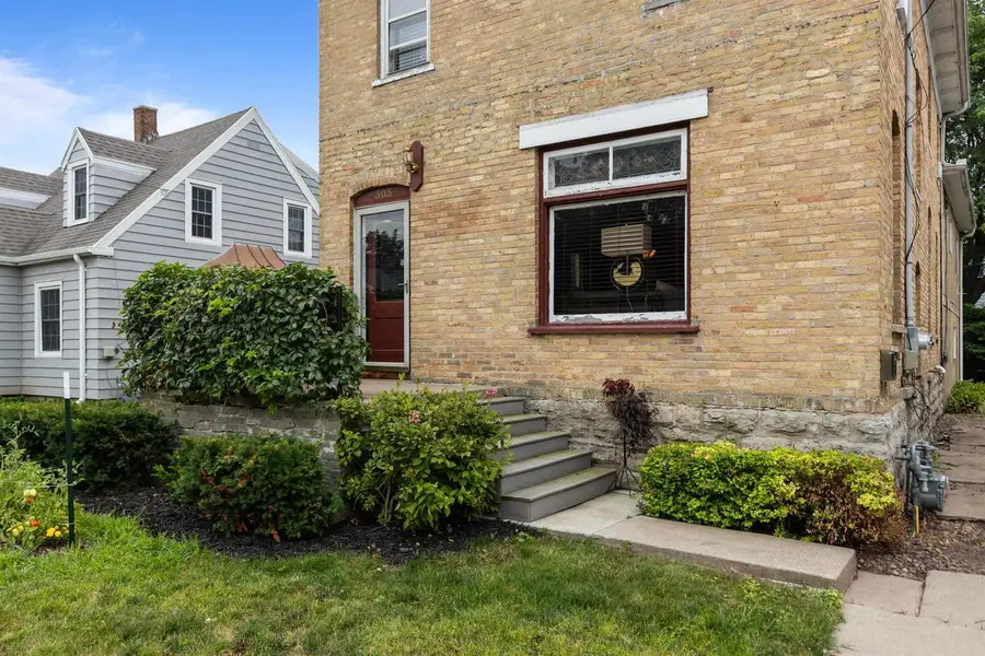 303 E PARKWAY AVENUE, Oshkosh, WI 54901 - #3