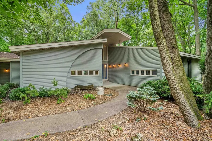 1525 S WEIMAR STREET, Appleton, WI 54915 - #2