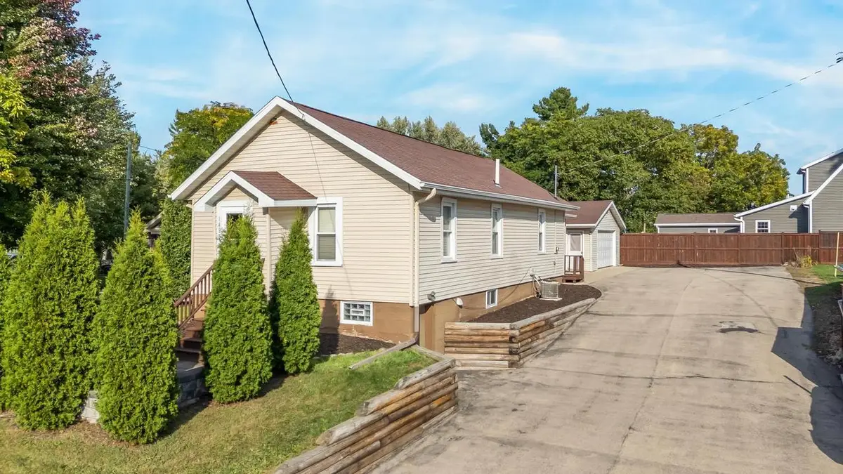 1420 S DIVISION STREET, New London, WI 54961 - #1
