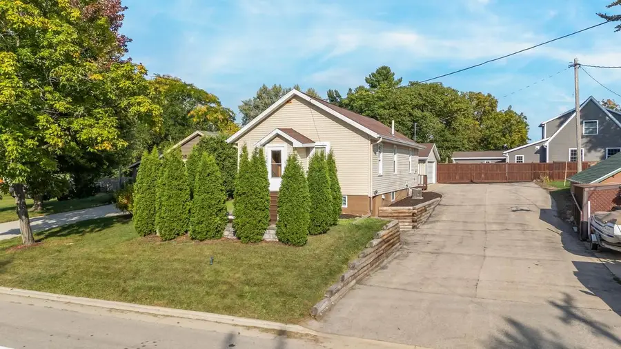 1420 S DIVISION STREET, New London, WI 54961 - #3