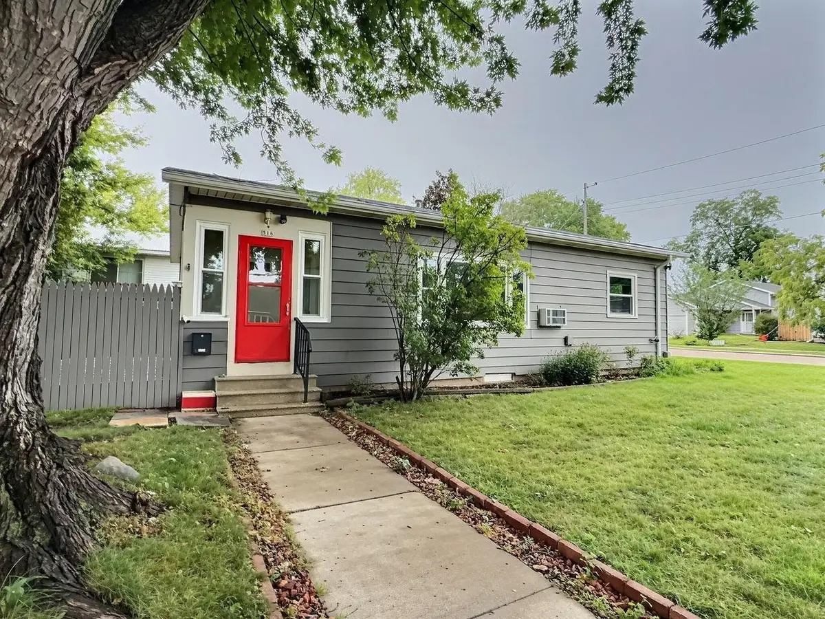 516 E CUSTER AVENUE, Oshkosh, WI 54901 - #1