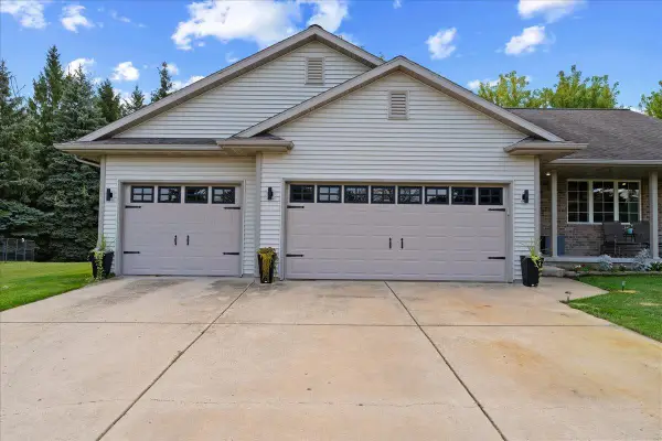 215 W HAVEN COURT, Luxemburg, WI 54217