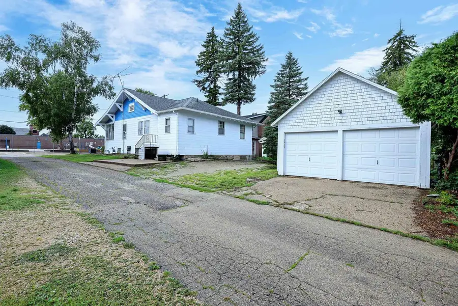 207 E HANCOCK STREET, New London, WI 54961 - #3