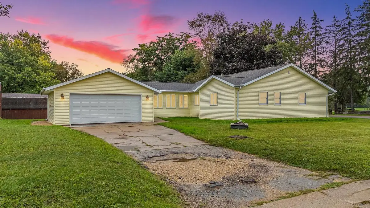 1004 WERNER ALLEN ROAD, New London, WI 54961 - #1