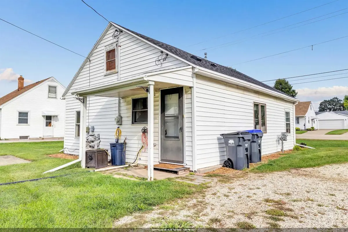 124 W CECIL STREET, Neenah, WI 54956 - #1