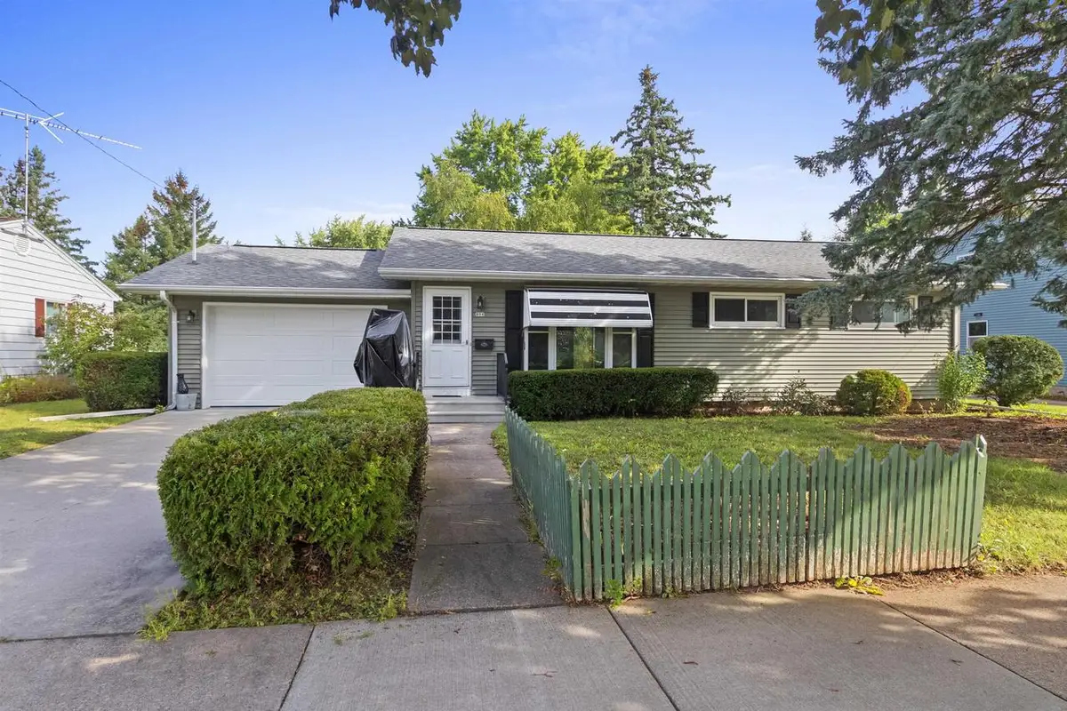 896 W 18TH AVENUE, Oshkosh, WI 54902 - #1