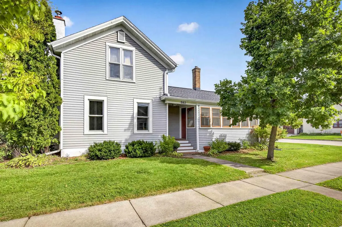 582 OAK STREET, Neenah, WI 54956 - #1