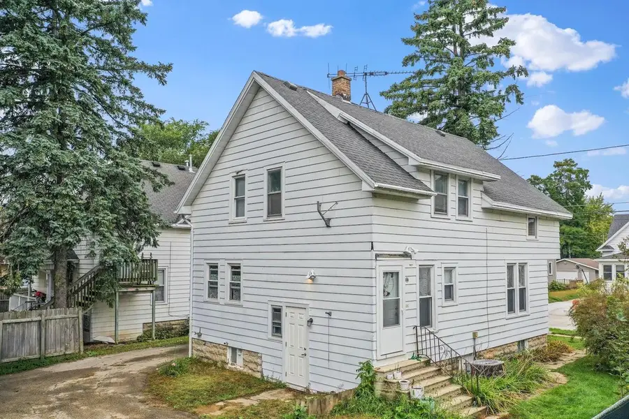 327 W 16TH AVENUE, Oshkosh, WI 54902 - #2