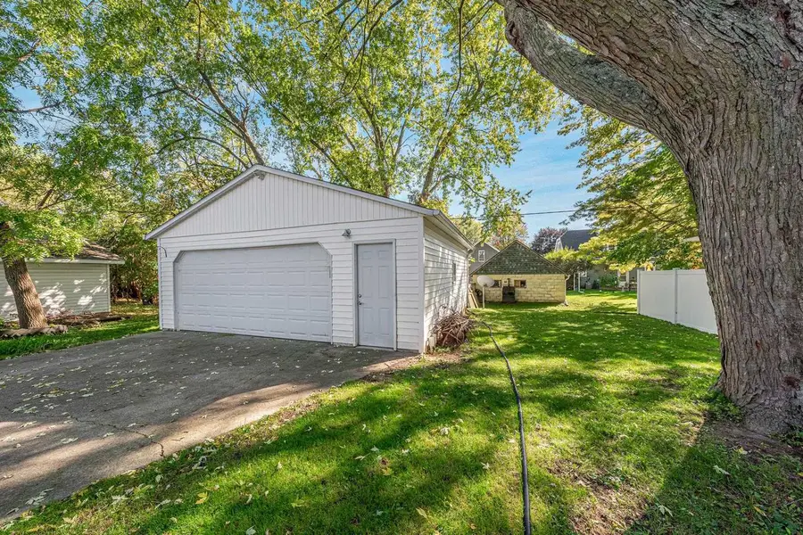 1015 W HAWES STREET, Appleton, WI 54914 - #2