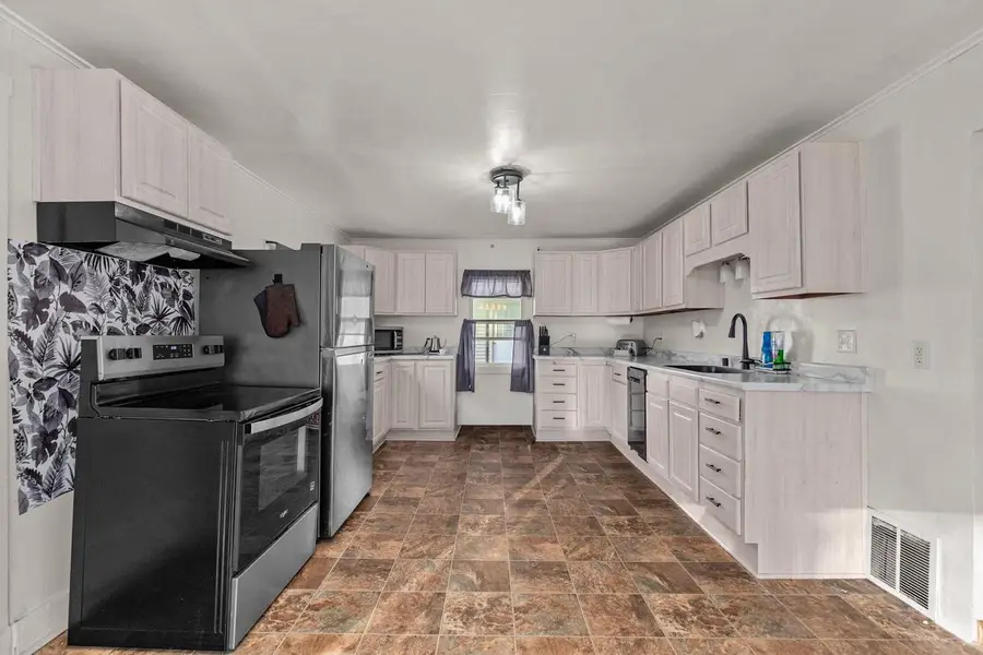 333 W 11TH AVENUE, Oshkosh, WI 54902 - #2