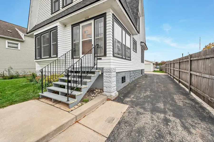 1208 S CHESTNUT AVENUE, Green Bay, WI 54304 - #2