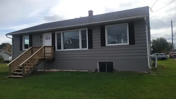 67 W RUSSELL STREET, Marinette, WI 54143