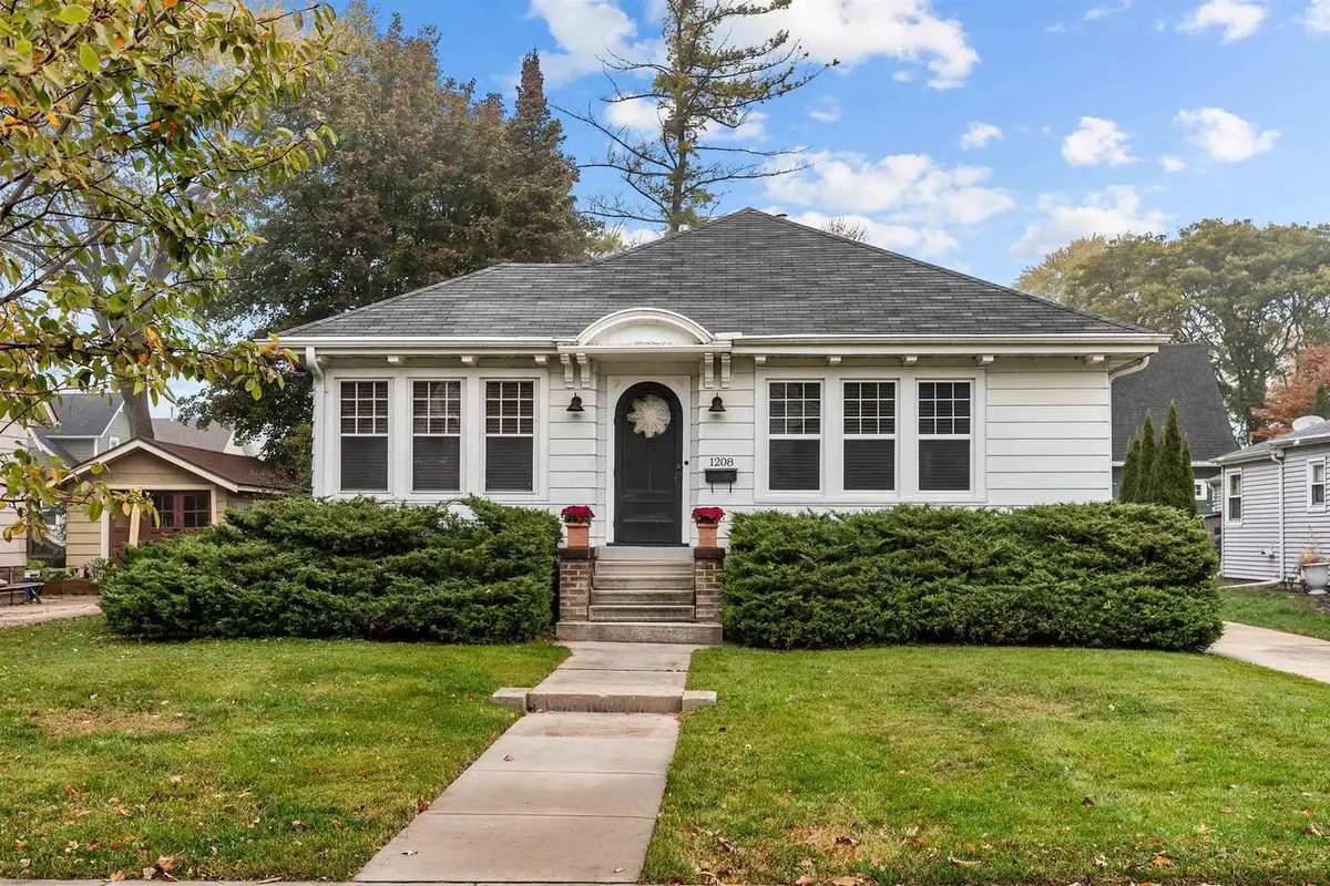 1208 W NEW YORK AVENUE, Oshkosh, WI 54901 - #1
