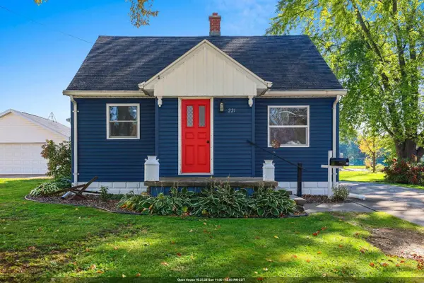 221 DARBOY ROAD, Combined Locks, WI 54113