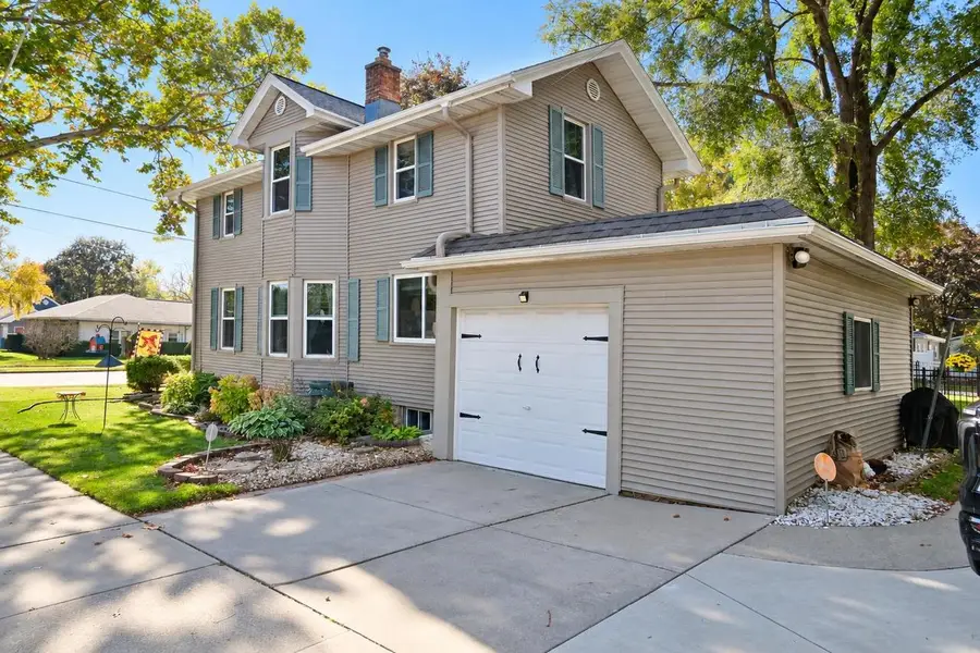 924 E NEW YORK AVENUE, Oshkosh, WI 54901 - #2
