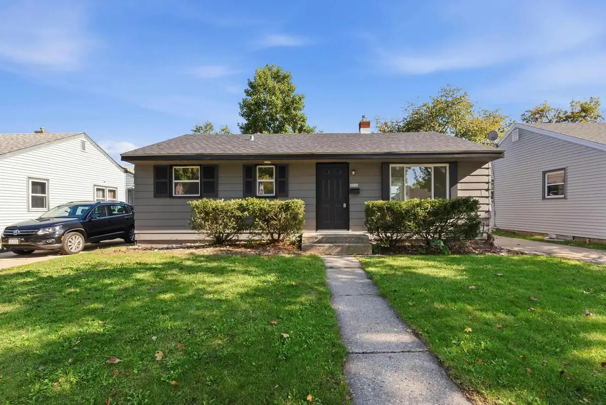 2038 W NEIL PLACE, Milwaukee, WI 53209 - #1