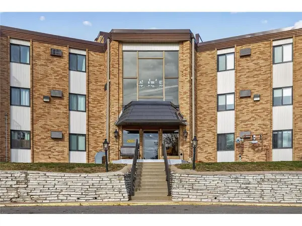 2690 Oxford Street #219, Roseville, MN 55113