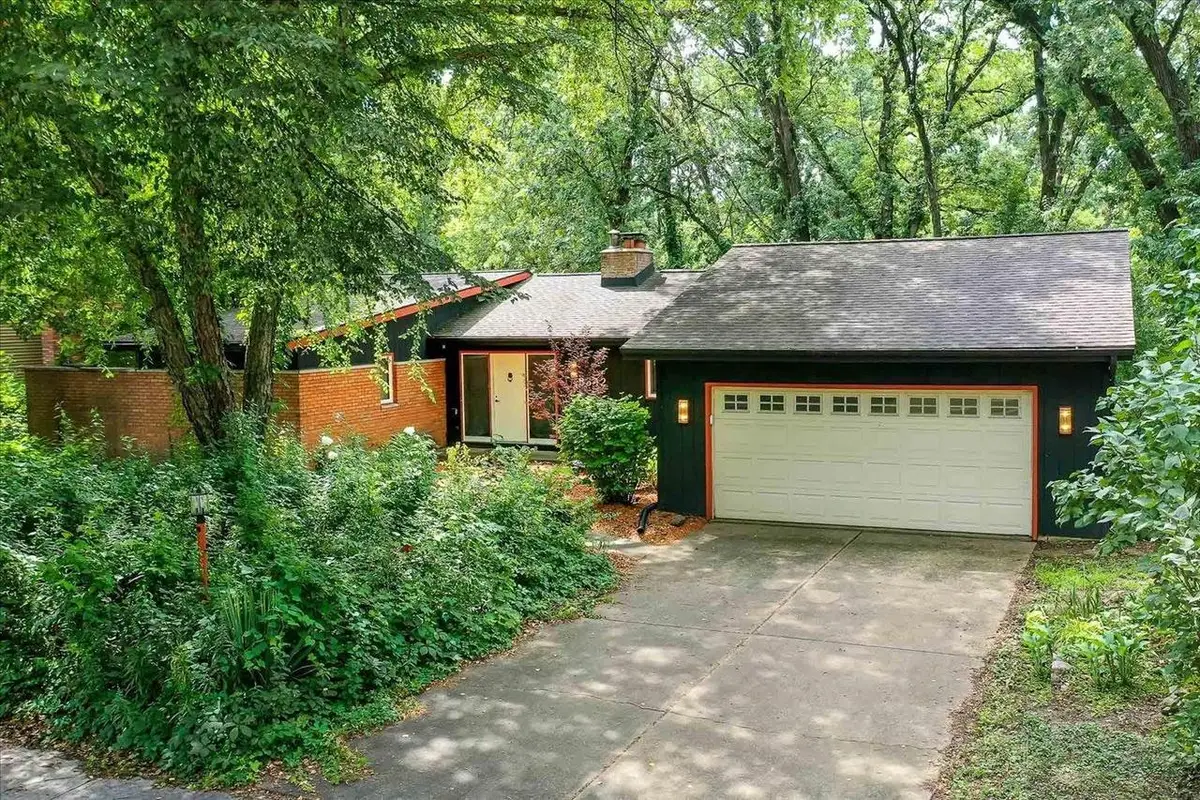 3342 Westview Ln, Milwaukee, WI 53713 - #1