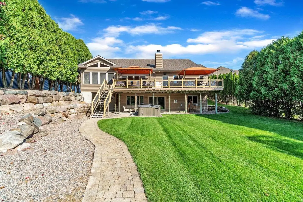 302 E Samuelsen Dr, Cedarburg, WI 53534 - #1