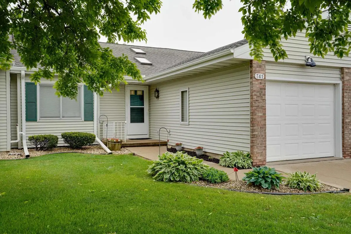 741 Kensington Square, Stoughton, WI 53589 - Image #1