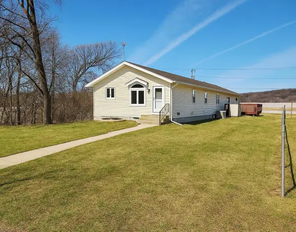 304 Breezy Point Drive, Pardeeville, WI 53954