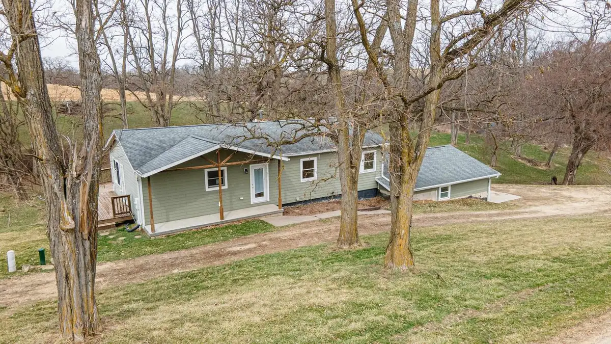 13800 W Valley Road, East Dubuque, IL 61025 - #1