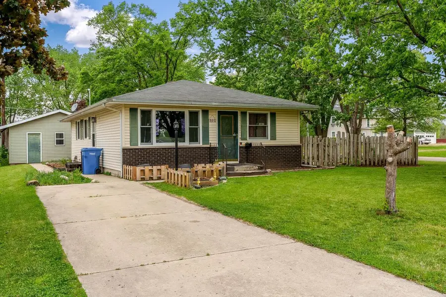 301 E 8th Avenue, Brodhead, WI 53520 - #2