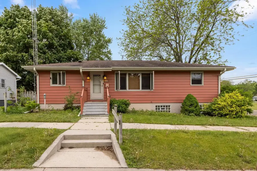 826 W Franklin Street, Portage, WI 53901 - #3