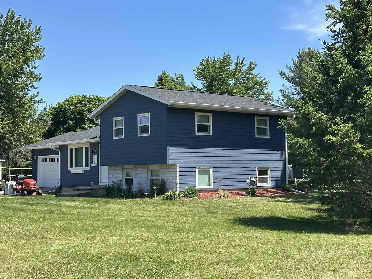 944 Ash Lane, Stoughton, WI 53589 - #1