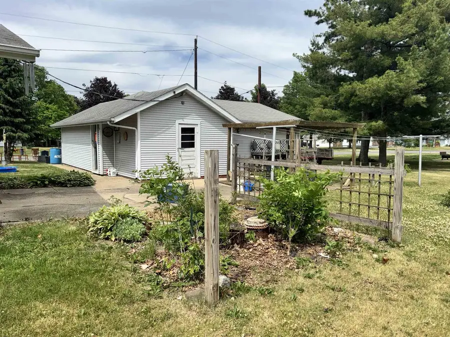 802 E 7th Avenue, Brodhead, WI 53520 - #3