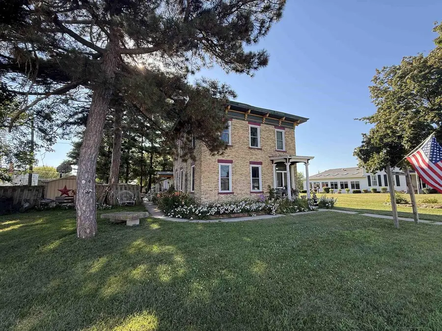 1009 W 3rd Avenue, Brodhead, WI 53520 - #2