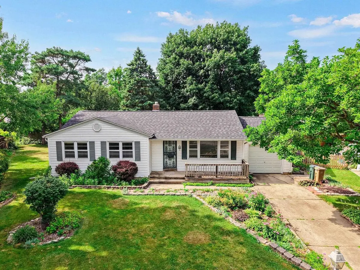 9 Fremont Circle, Madison, WI 53704 - #1