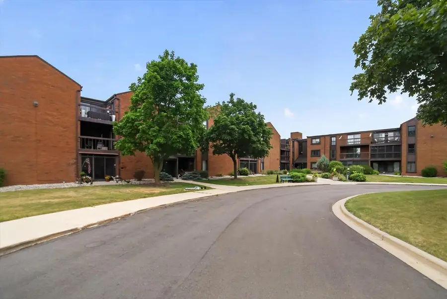 6100 W Stonehedge Drive #209, Greenfield, WI 53220 - #2