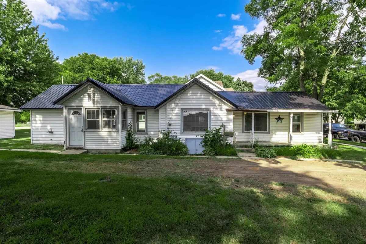307 E Marion Street, Portage, WI 53901 - #1