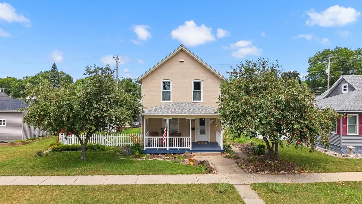 709 W Edgewater Street, Portage, WI 53901 - #1