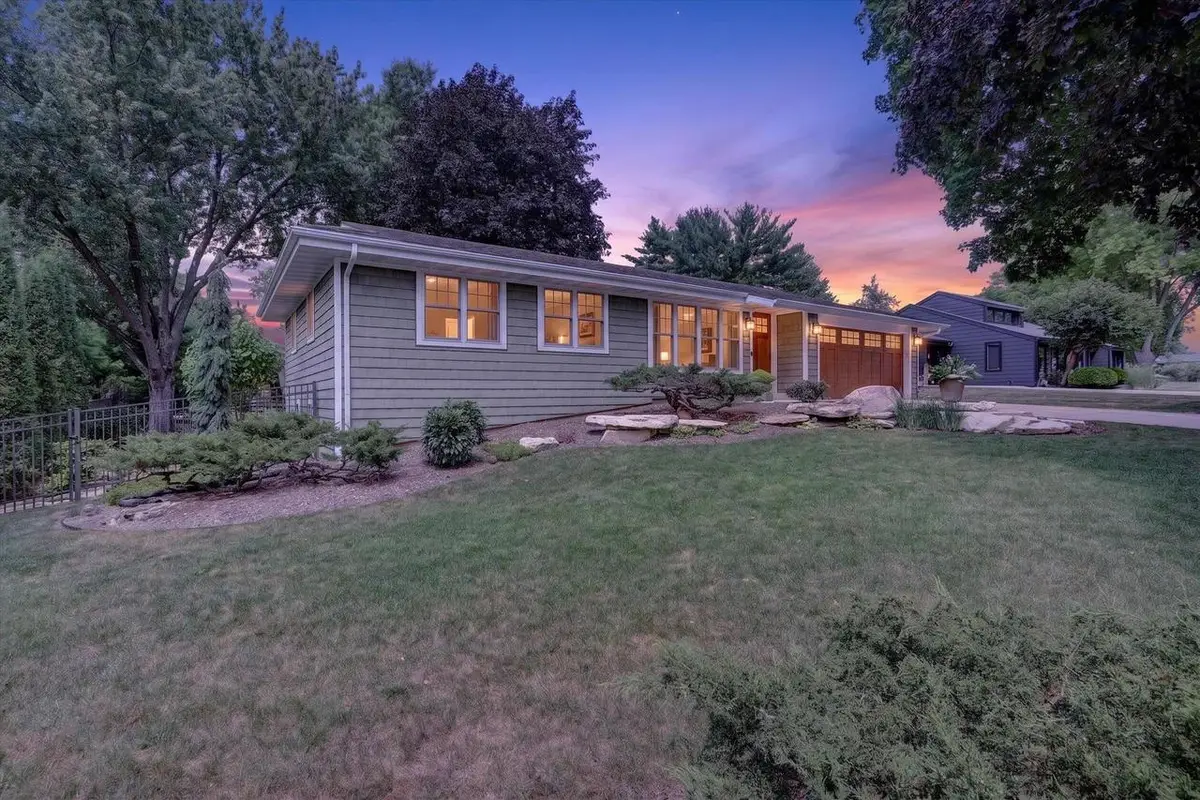 615 Sussex Drive, Janesville, WI 53546 - #1