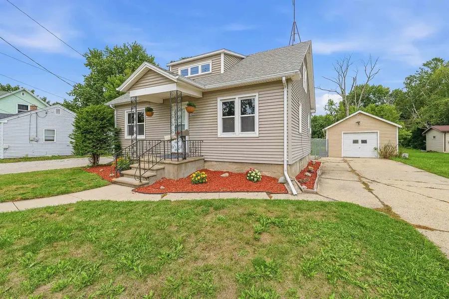 122 E Davis Street, Beaver Dam, WI 53916 - #2