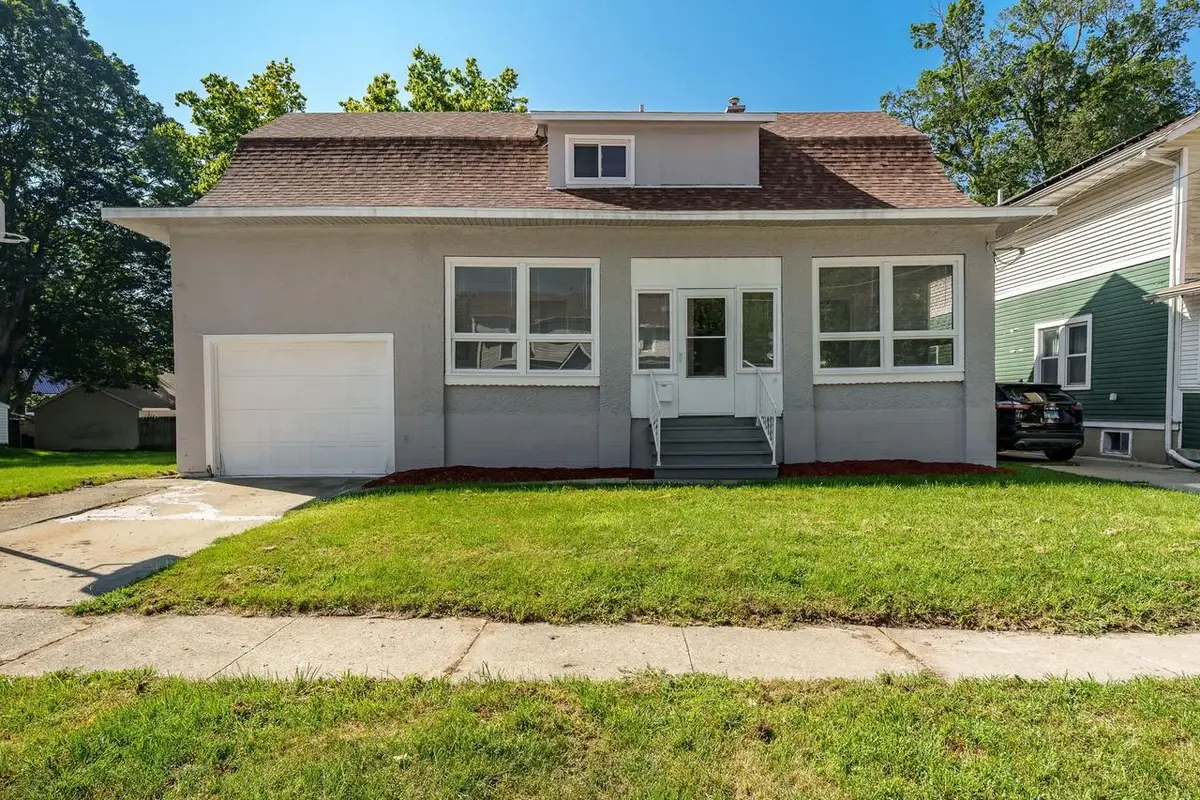 103 E Roosevelt Street, Freeport, IL 61032 - #1