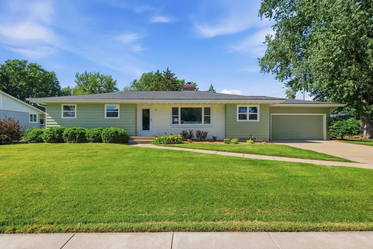 146 W Macarthur Street, Sun Prairie, WI 53590 - #1