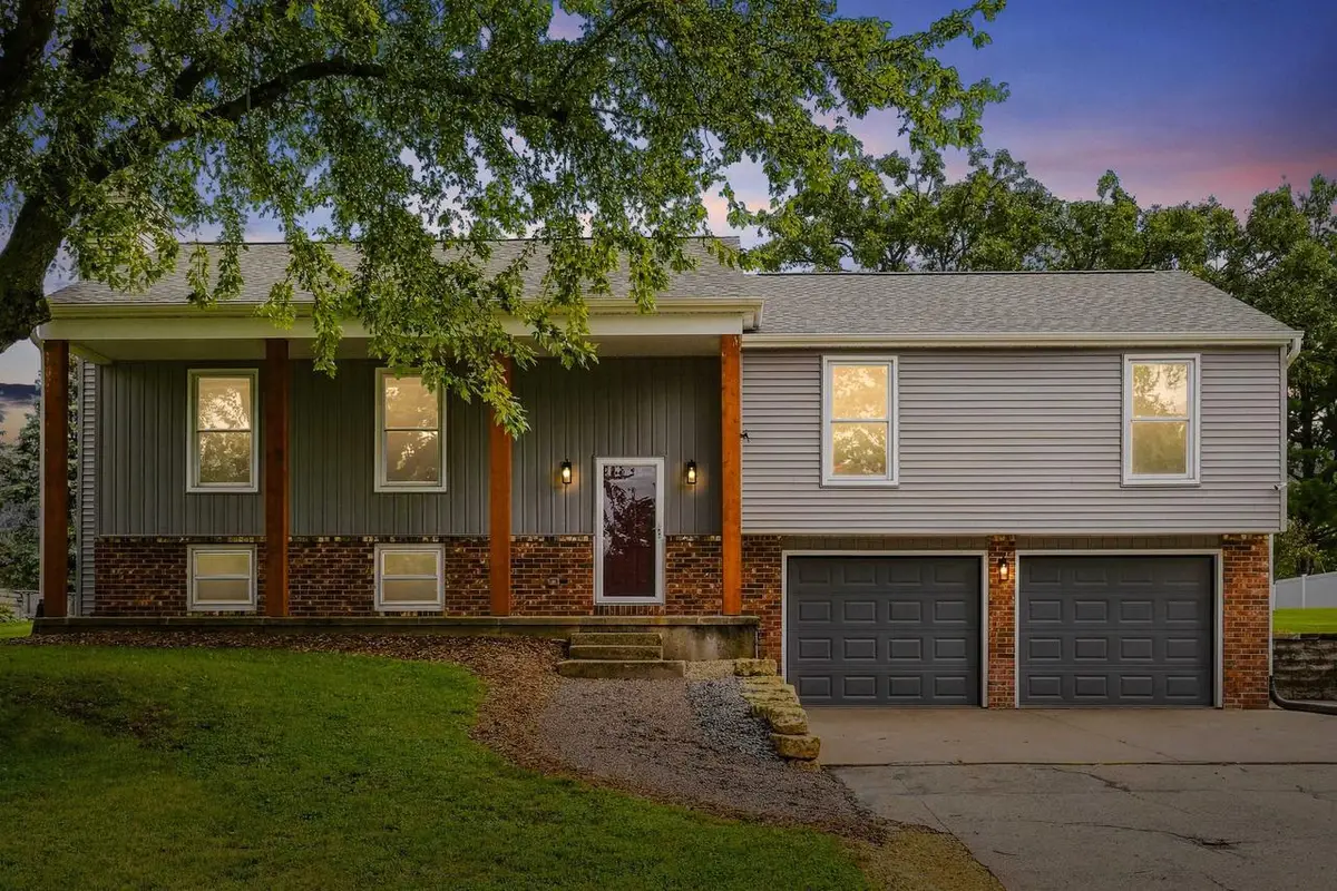 975 Hillcrest Circle, Platteville, WI 53818 - #1
