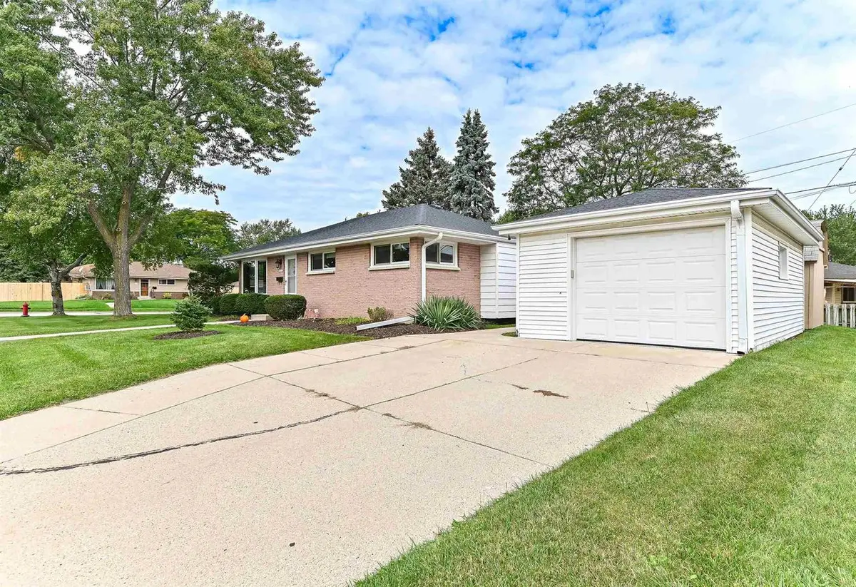 N89W15378 Cleveland Avenue, Menomonee Falls, WI 53051 - #1