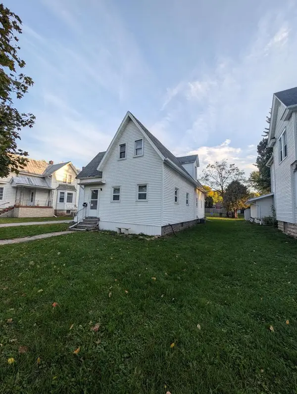 242 E MERRILL Avenue, Fond Du Lac, WI 54935