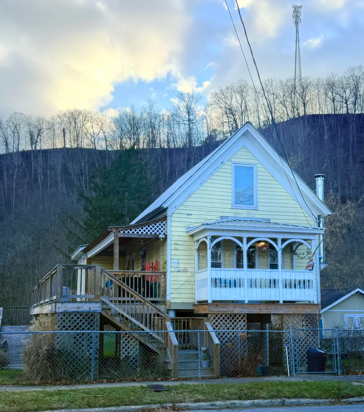 213 Railroad Ave, Alderson, WV 24910 - #1